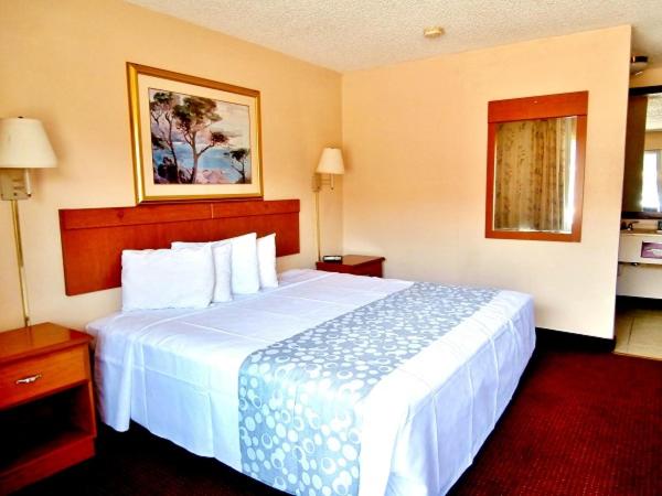 1 King Bed Non-Smoking interior